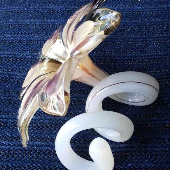 Lovely Six Petal Art Glass Hand Blown Iridescent Flower with Curled White Stem - Picture 4 of 10